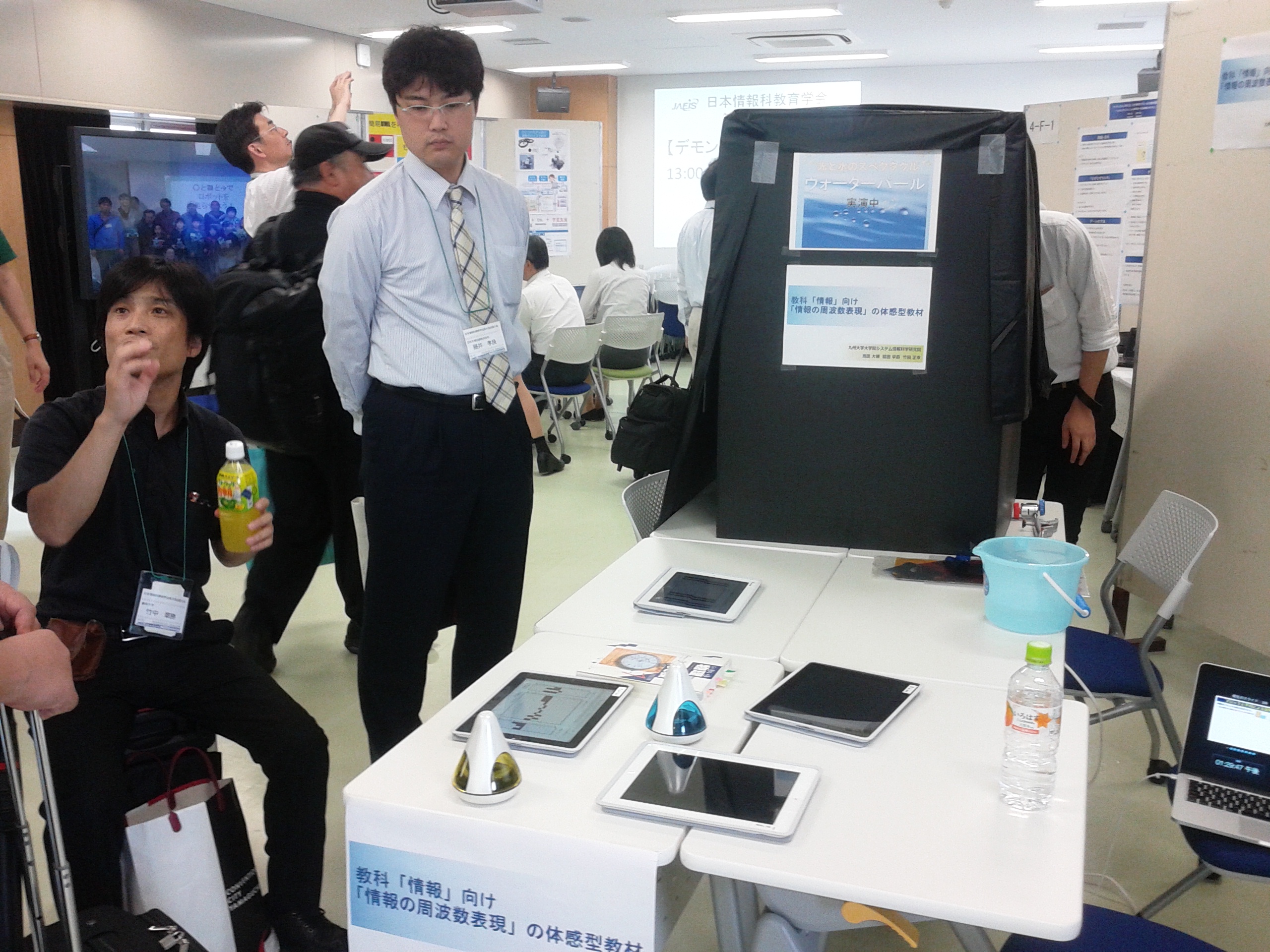 別の人に説明する参加者